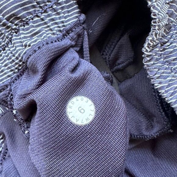 Lululemon Hotty Hot Short II (2.5") Etch Hail Midnight Navy / Midnight Navy - Picture 3 of 3